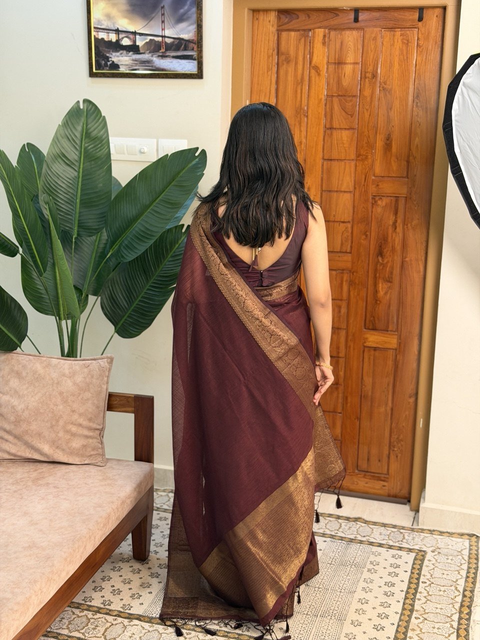 BHAMA BROWN:PREMIUM LINEN JUTE SAREE - aurimo.inBHAMA BROWN:PREMIUM LINEN JUTE SAREE
