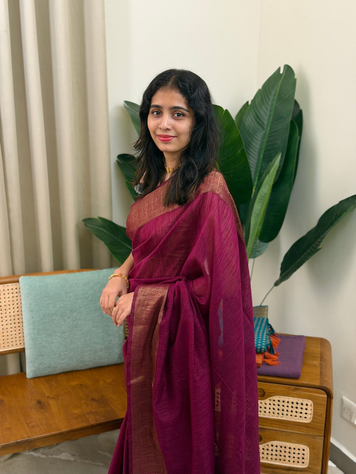BHOOMI WINE:PREMIUM LINEN JUTE SAREE - aurimo.inBHOOMI WINE:PREMIUM LINEN JUTE SAREE