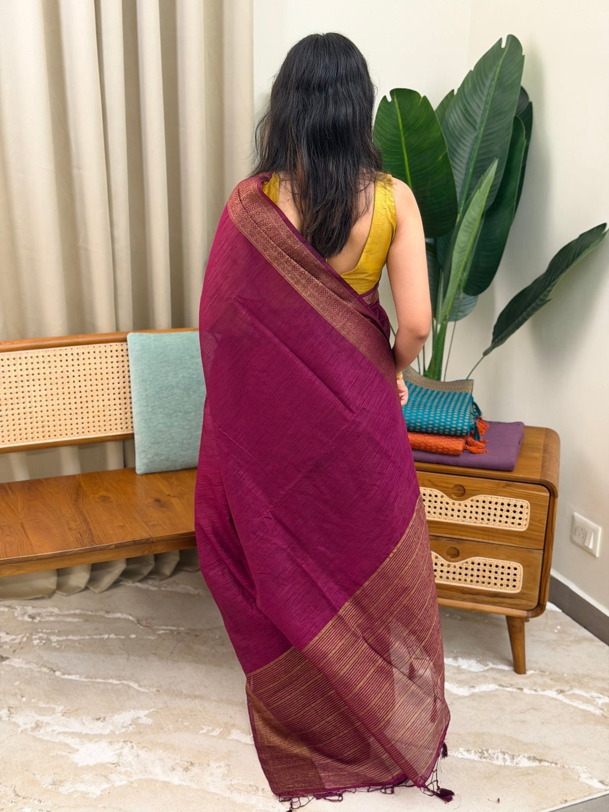 BHOOMI WINE:PREMIUM LINEN JUTE SAREE - aurimo.inBHOOMI WINE:PREMIUM LINEN JUTE SAREE