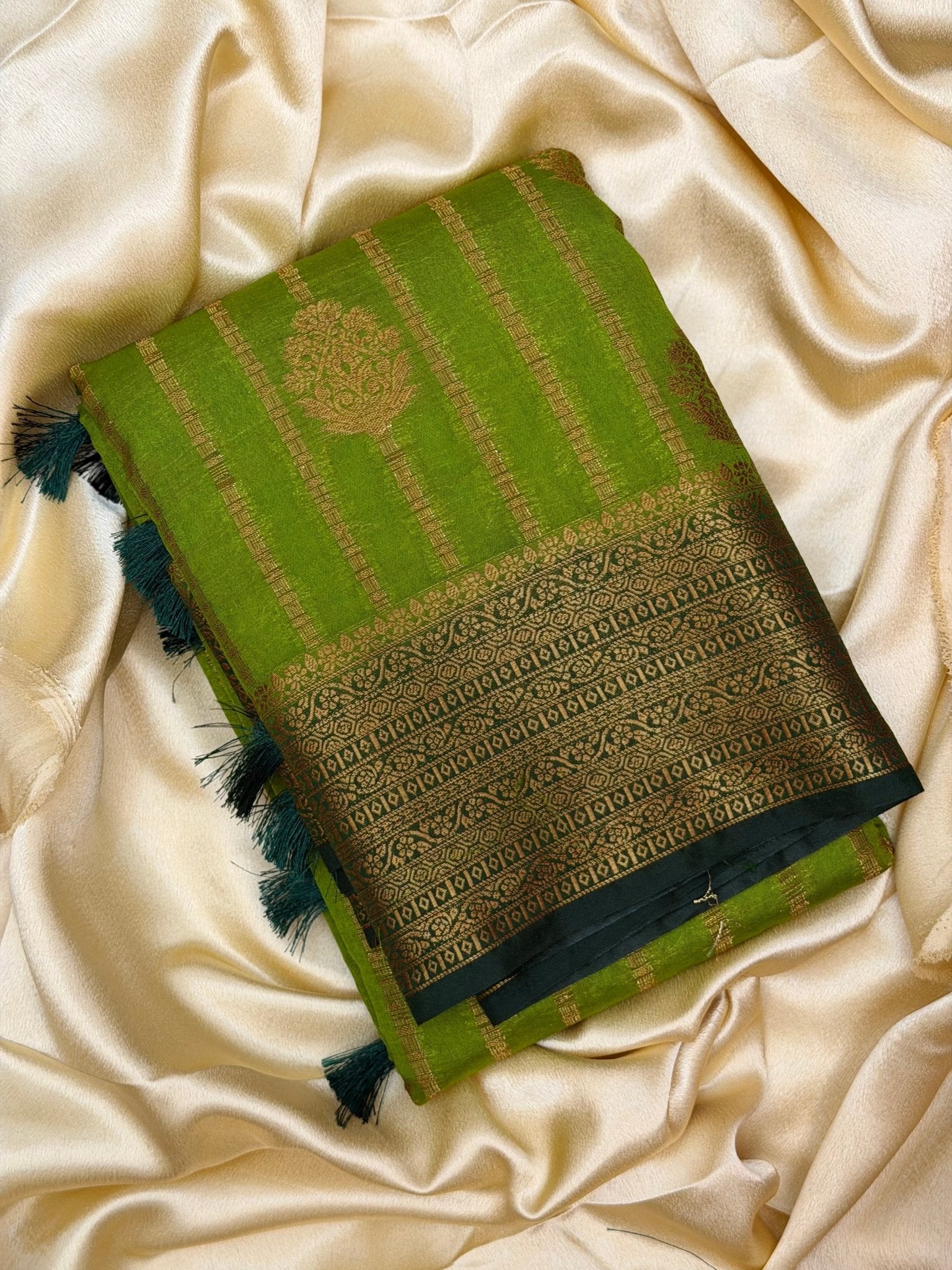 CHANDRA GREEN:SEMI BANARASI SAREE - aurimo.inCHANDRA GREEN:SEMI BANARASI SAREE
