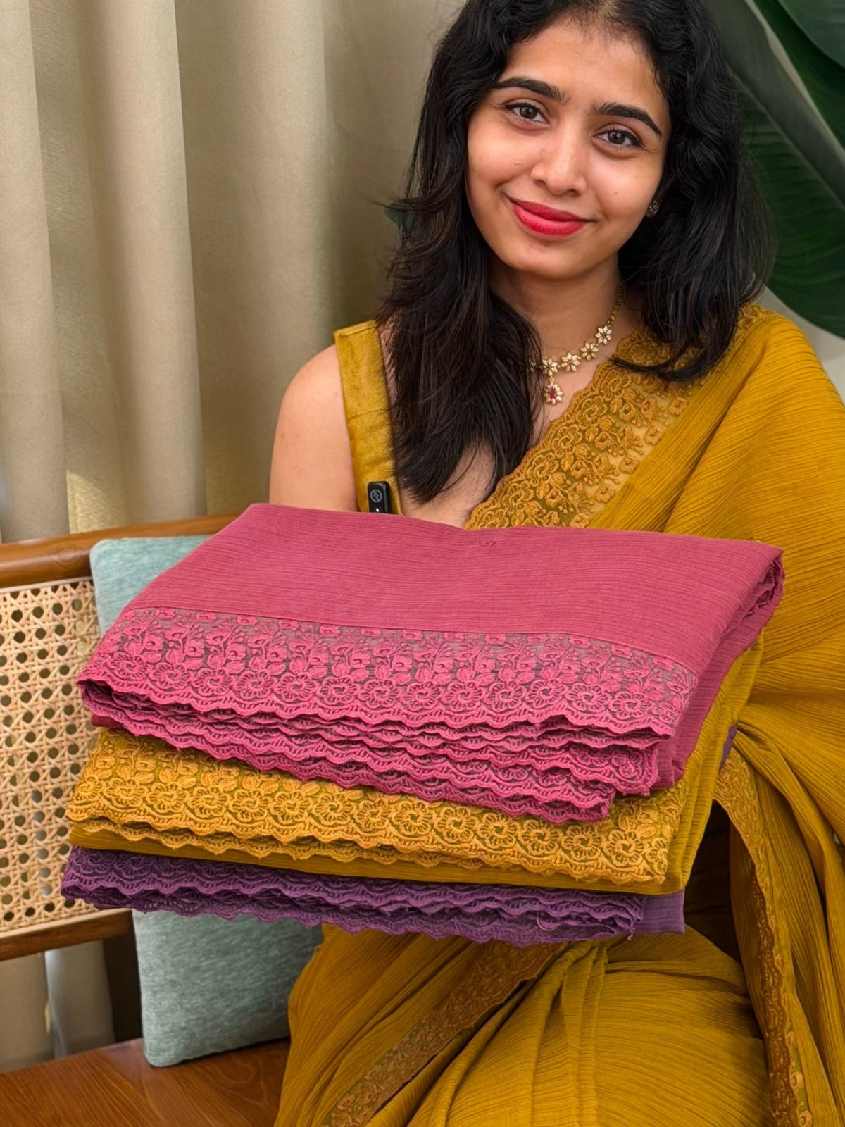 HANSIKA PINK: PREMIUM CRUSHED CREPE SAREE - aurimo.inHANSIKA PINK: PREMIUM CRUSHED CREPE SAREE