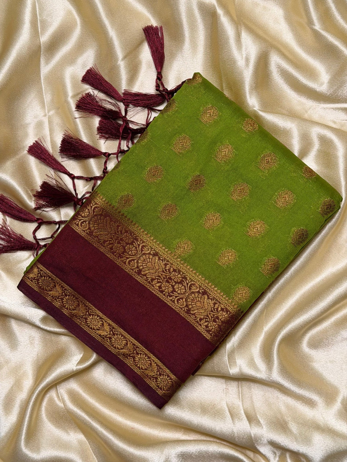 KANCHANA GREEN:SEMI BANARASI SAREE - aurimo.inKANCHANA GREEN:SEMI BANARASI SAREE