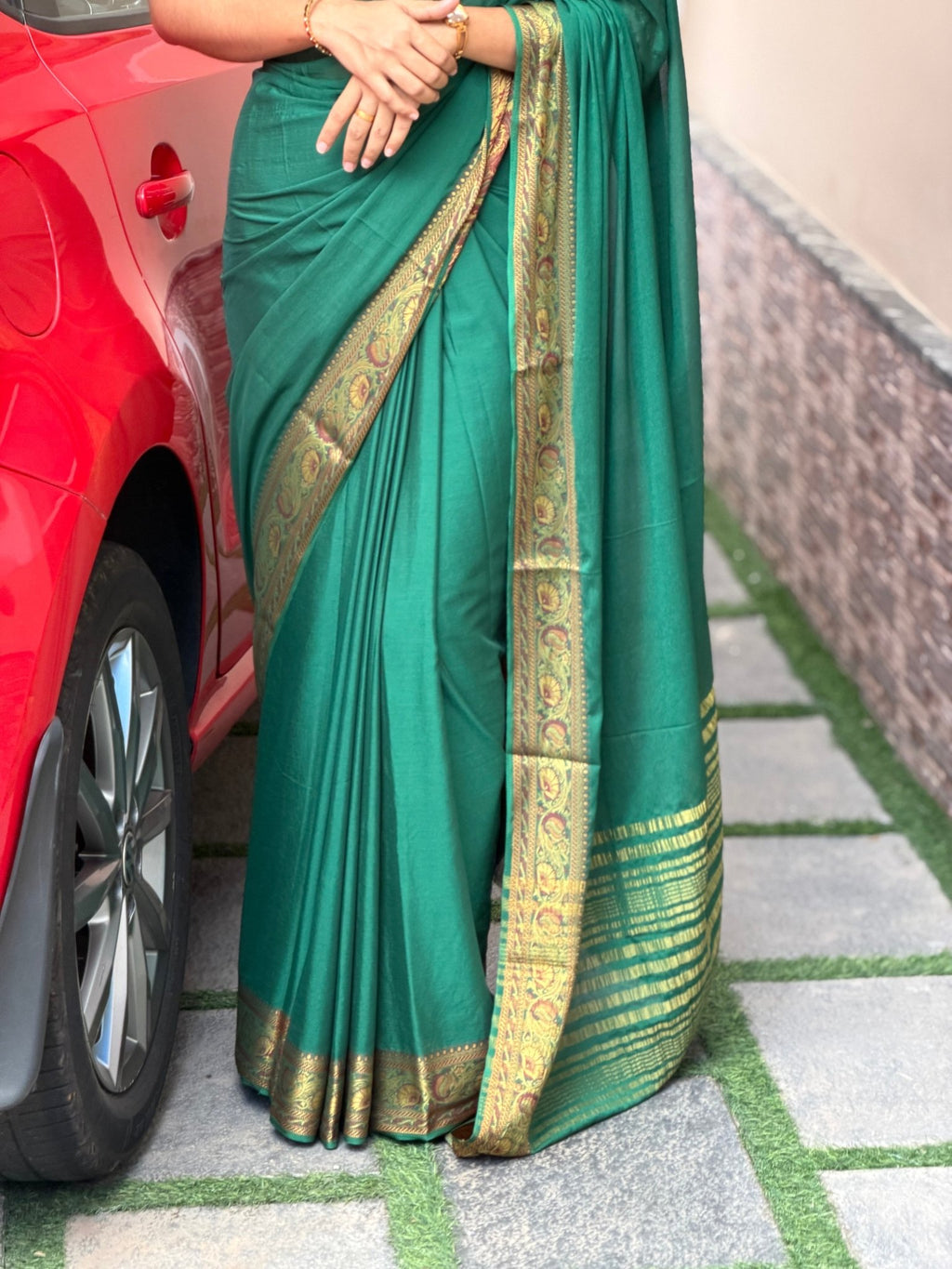 KANI DARK GREEN:SEMI CREPE SILK SAREE - aurimo.inKANI DARK GREEN:SEMI CREPE SILK SAREE