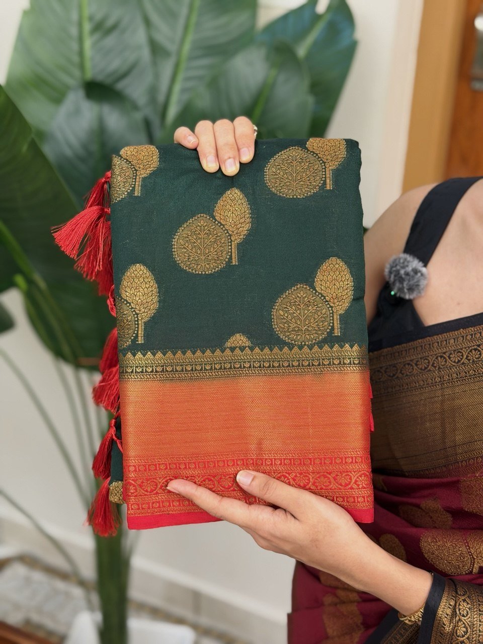 KANIHA BOTTLE GREEN:SEMI BANARASI SAREE - aurimo.inKANIHA BOTTLE GREEN:SEMI BANARASI SAREE