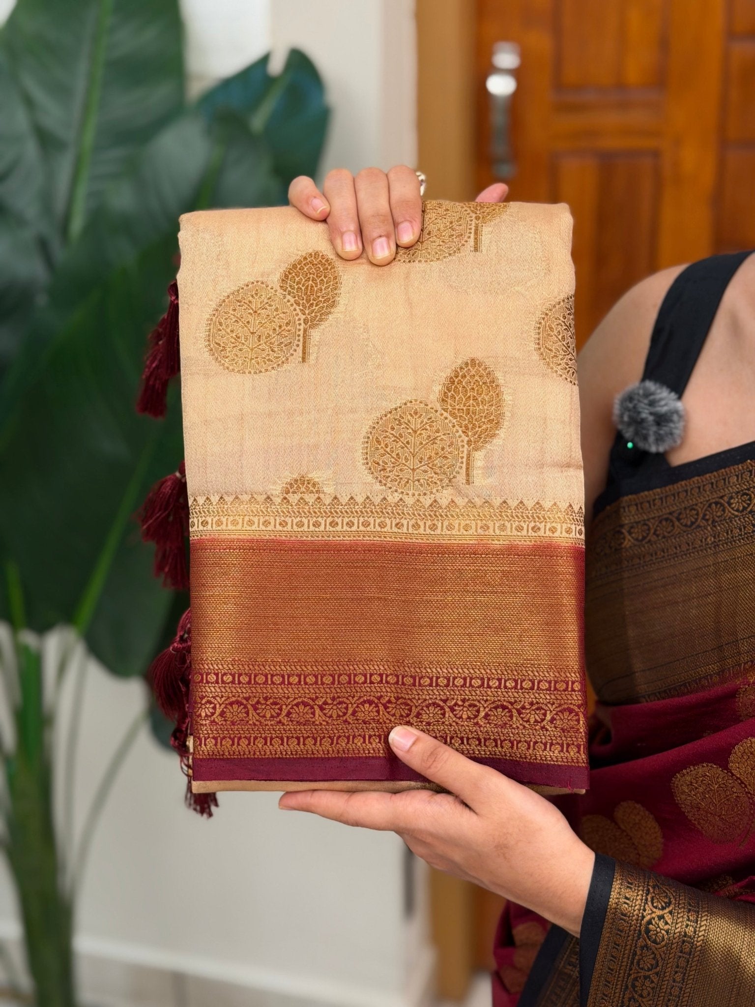 KANIHA CHICKOO AND MAROON:SEMI BANARASI SAREE - aurimo.inKANIHA CHICKOO AND MAROON:SEMI BANARASI SAREE