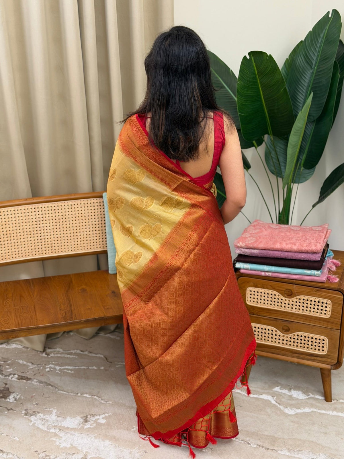 KANIHA CHICKOO AND RED:SEMI BANARASI SAREE - aurimo.inKANIHA CHICKOO AND RED:SEMI BANARASI SAREE