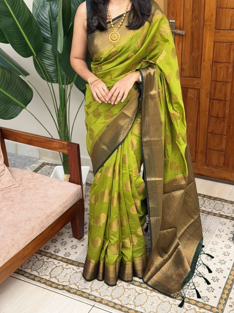 KANIHA GREEN AND GREEN:SEMI BANARASI SAREE - aurimo.inKANIHA GREEN AND GREEN:SEMI BANARASI SAREE