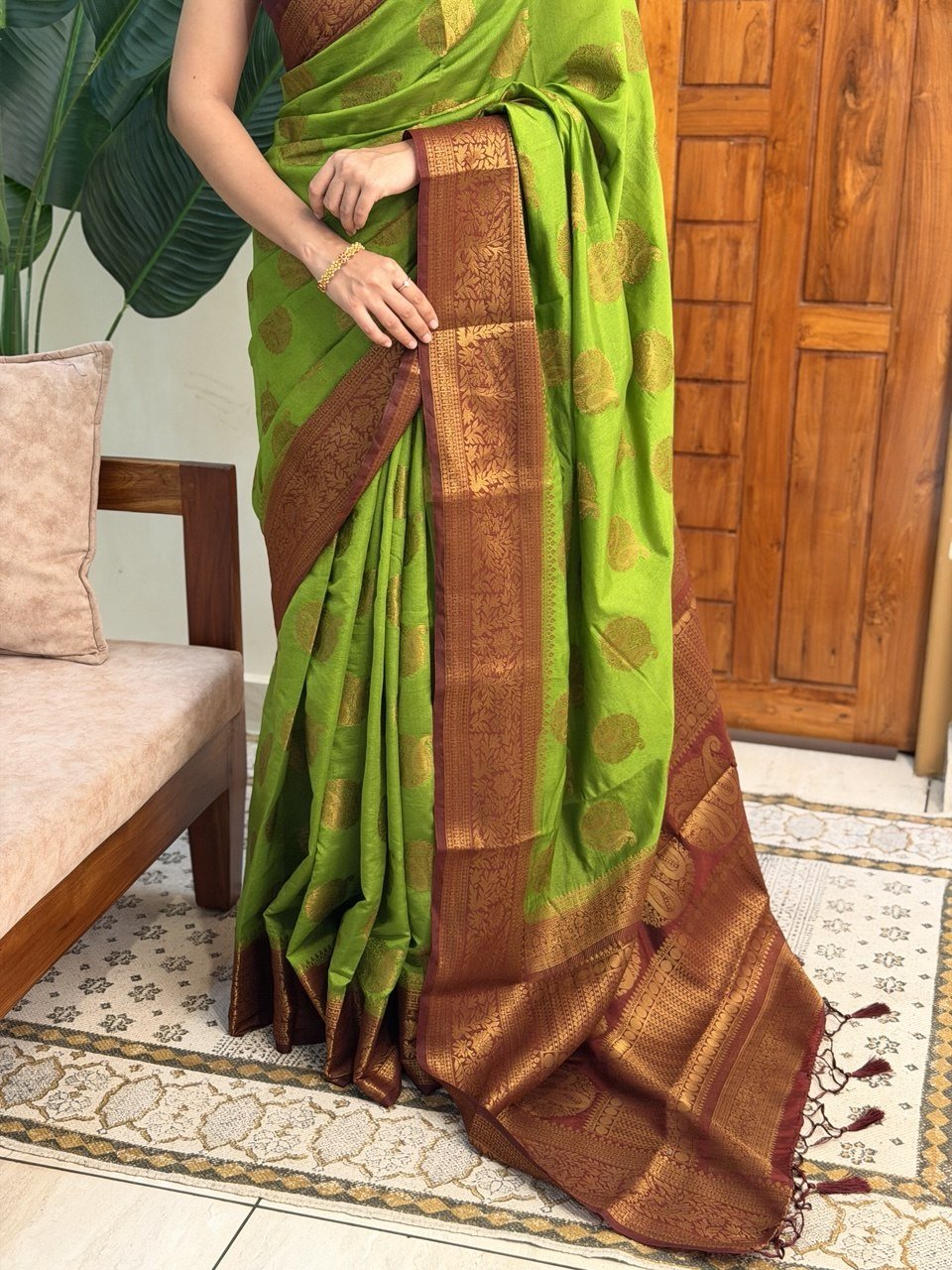 KANIHA GREEN AND MAROON:SEMI BANARASI SAREE - aurimo.inKANIHA GREEN AND MAROON:SEMI BANARASI SAREE
