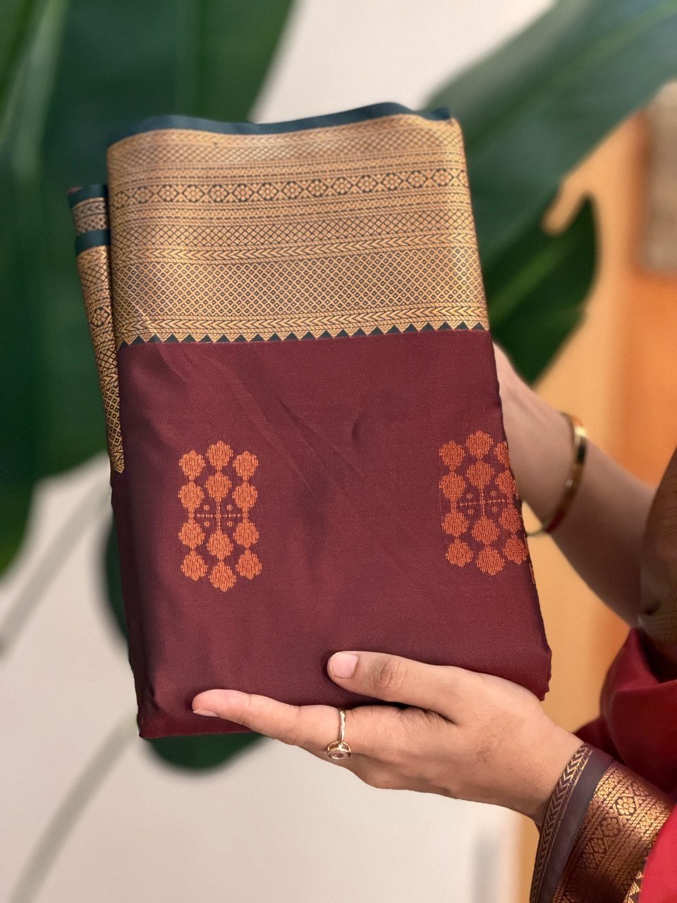 KARTHIKA BROWN:SOFT SILK SAREE - aurimo.inKARTHIKA BROWN:SOFT SILK SAREE