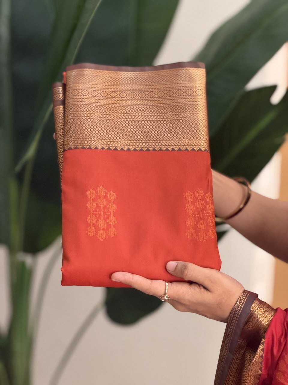 KARTHIKA DARK ORANGE:SOFT SILK SAREE - aurimo.inKARTHIKA DARK ORANGE:SOFT SILK SAREE