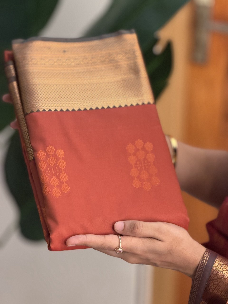 KARTHIKA LIGHT ORANGE:SOFT SILK SAREE - aurimo.inKARTHIKA LIGHT ORANGE:SOFT SILK SAREE