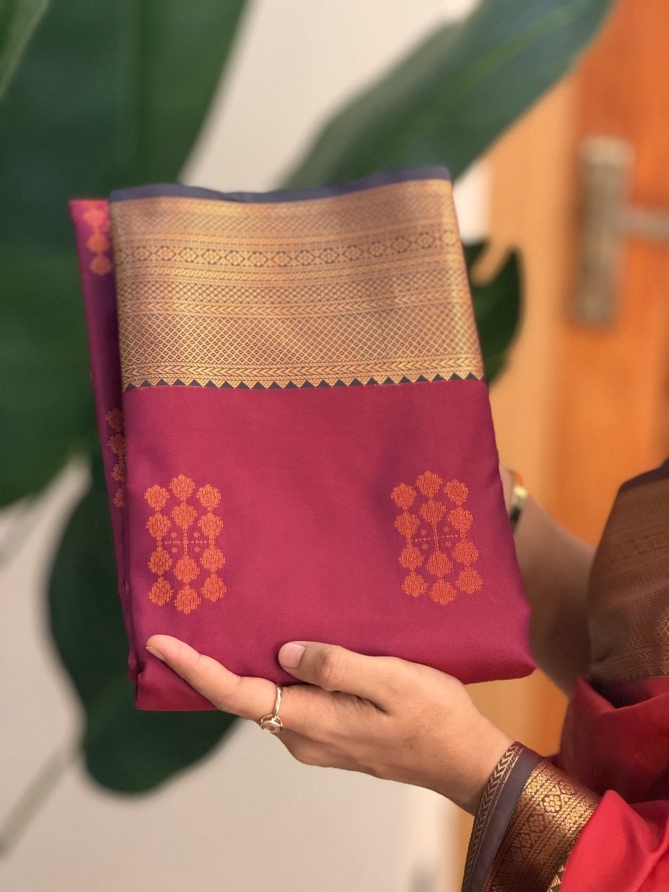 KARTHIKA MAGENTA PINK:SOFT SILK SAREE - aurimo.inKARTHIKA MAGENTA PINK:SOFT SILK SAREE