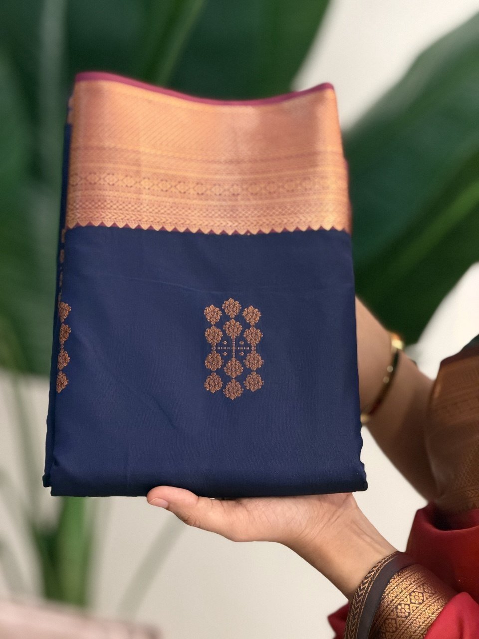 KARTHIKA NAVY BLUE:SOFT SILK SAREE - aurimo.inKARTHIKA NAVY BLUE:SOFT SILK SAREE