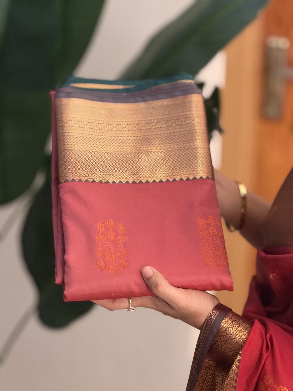 KARTHIKA PINK:SOFT SILK SAREE - aurimo.inKARTHIKA PINK:SOFT SILK SAREE