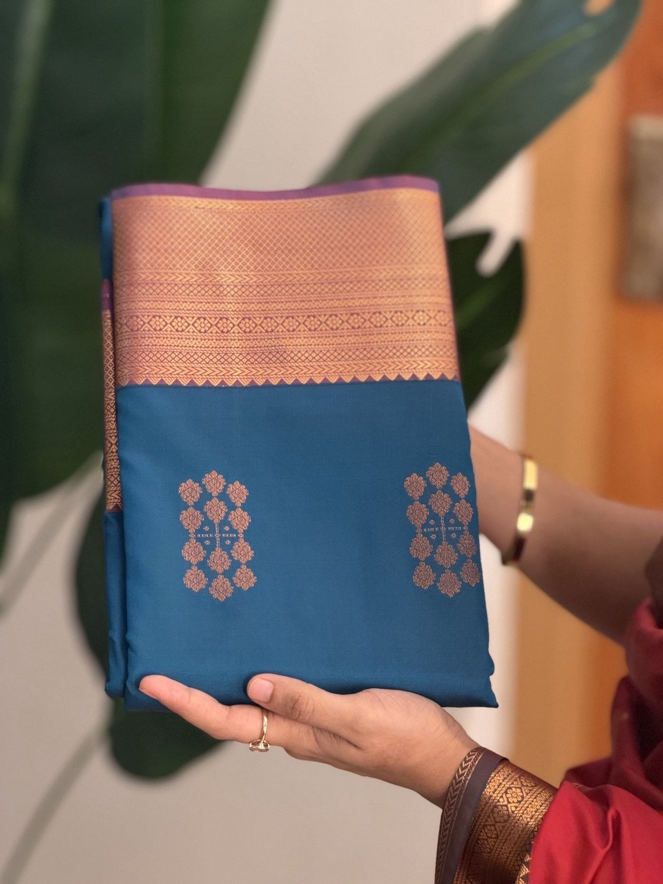 KARTHIKA TEAL BLUE:SOFT SILK SAREE - aurimo.inKARTHIKA TEAL BLUE:SOFT SILK SAREE