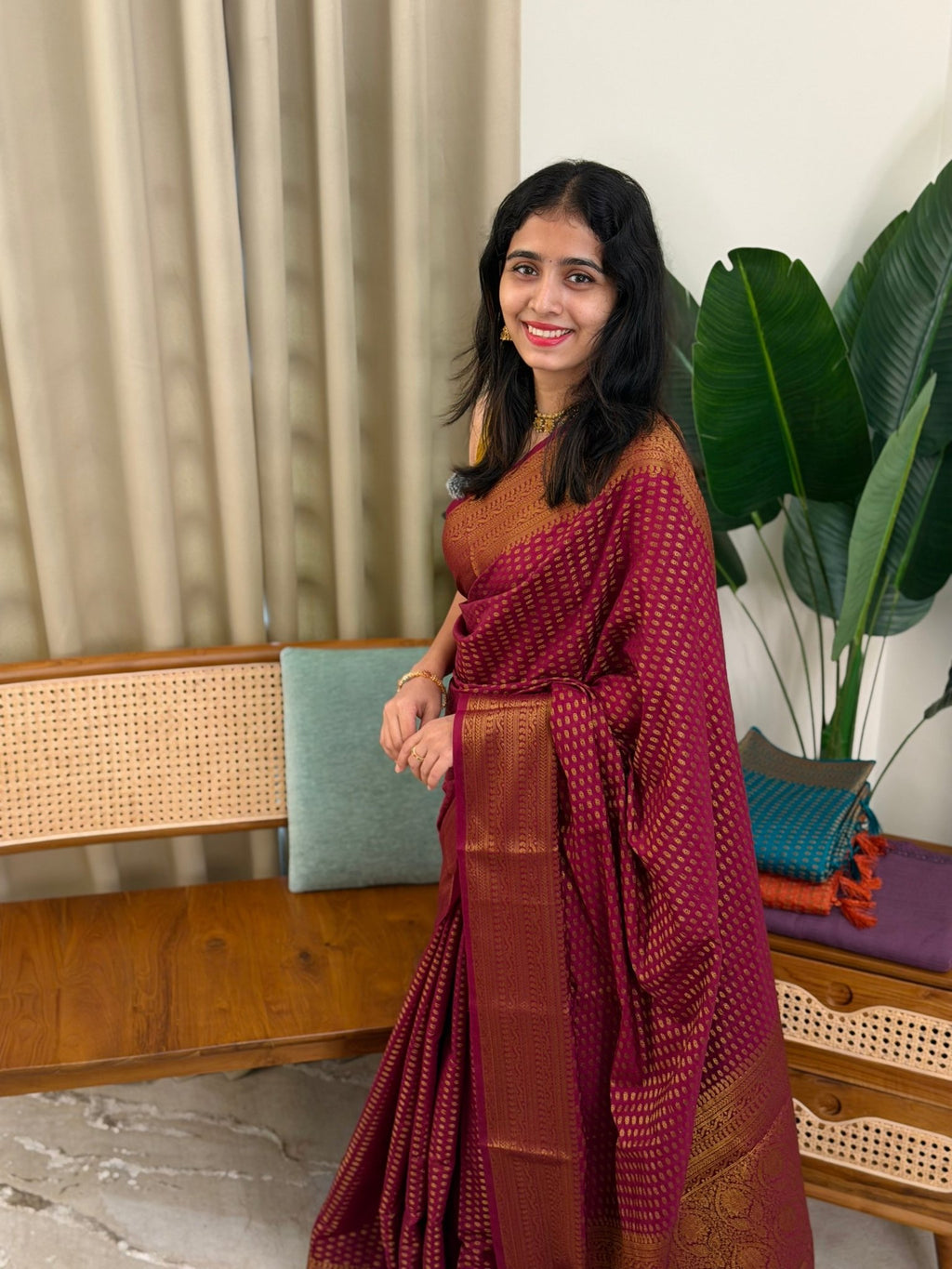 KRISHNA WINE:SEMI BANARASI SAREE - aurimo.inKRISHNA WINE:SEMI BANARASI SAREE