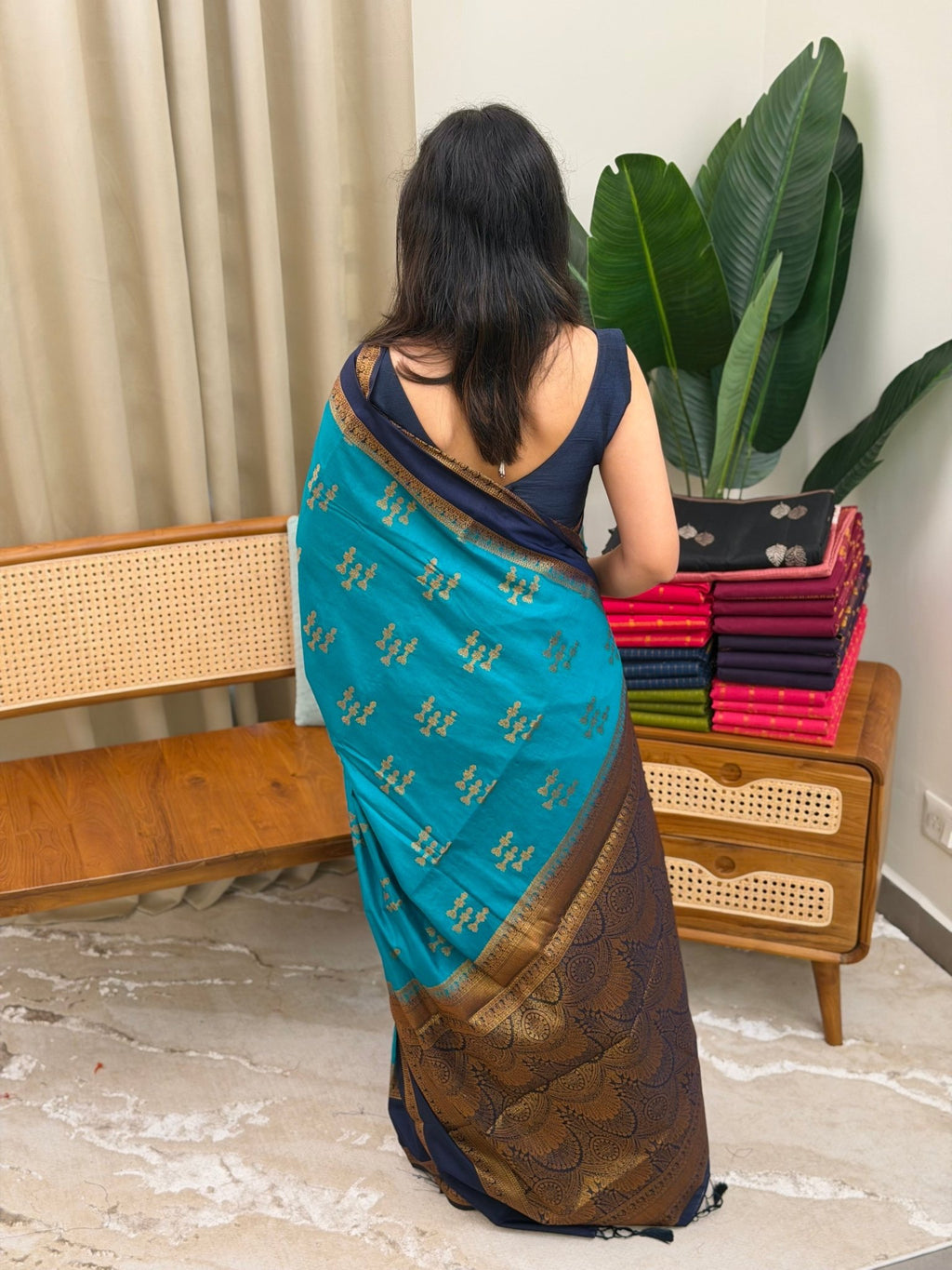 LIYA PEACOCK GREEN:SEMI BANARASI SAREE - aurimo.inLIYA PEACOCK GREEN:SEMI BANARASI SAREE