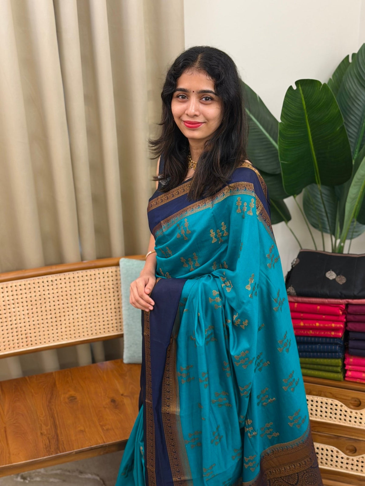 LIYA PEACOCK GREEN:SEMI BANARASI SAREE - aurimo.inLIYA PEACOCK GREEN:SEMI BANARASI SAREE