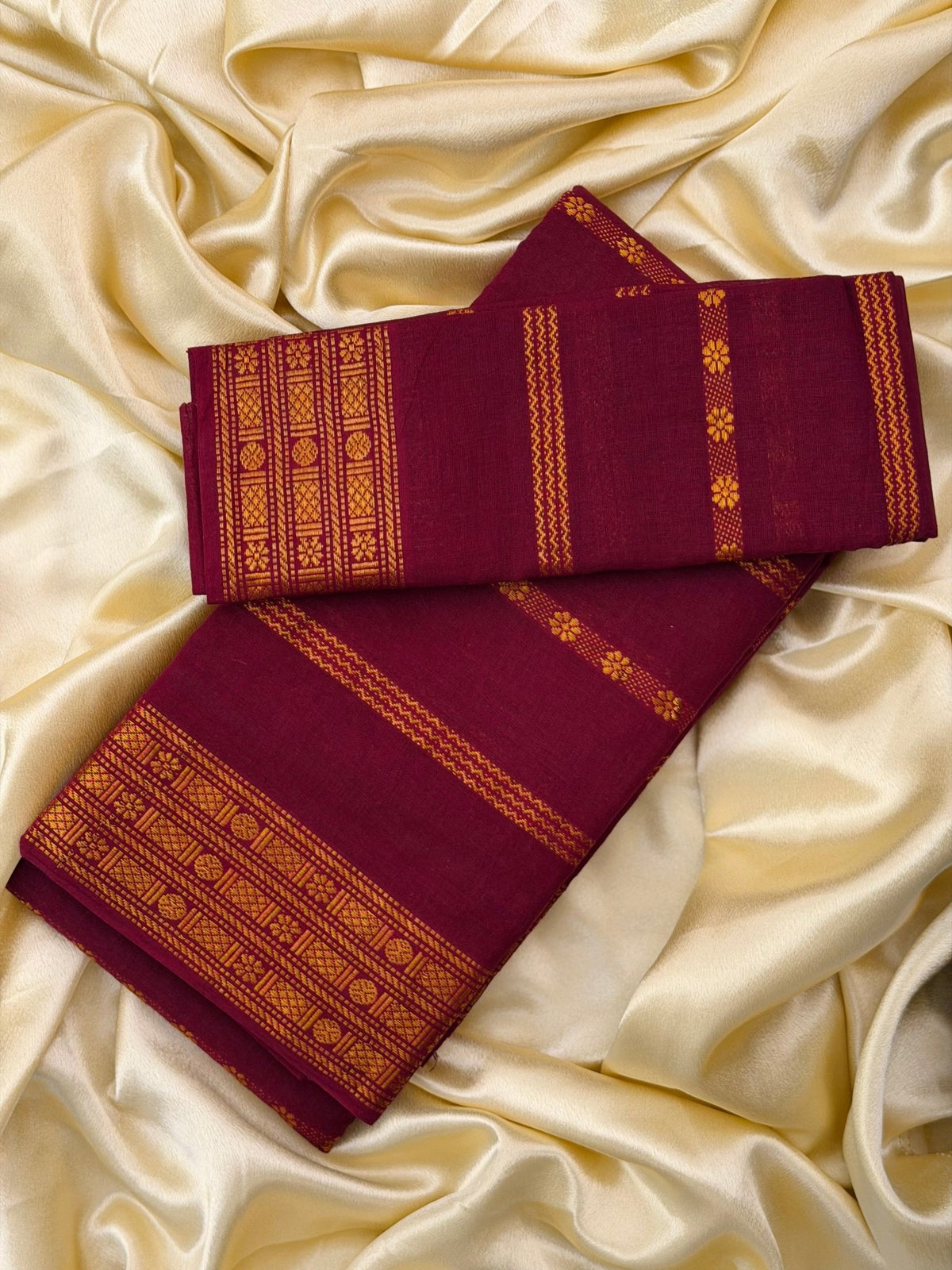 MADHURI MAROON: PREMIUM MADURAI SUNGUDI COTTON SAREE - aurimo.inMADHURI MAROON: PREMIUM MADURAI SUNGUDI COTTON SAREE
