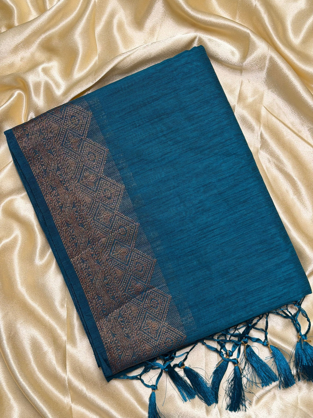NILA PEACOCK GREEN:PREMIUM LINEN JUTE SAREE - aurimo.inNILA PEACOCK GREEN:PREMIUM LINEN JUTE SAREE