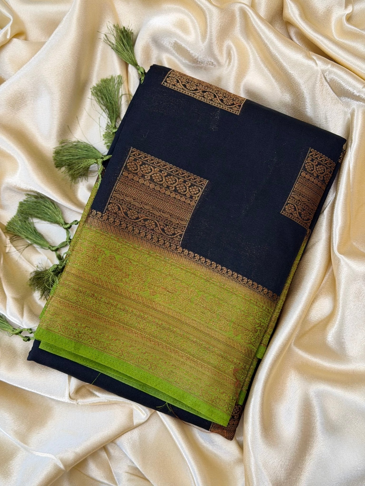 PALLAVI BLACK :SEMI BANARASI SAREE - aurimo.inPALLAVI BLACK :SEMI BANARASI SAREE