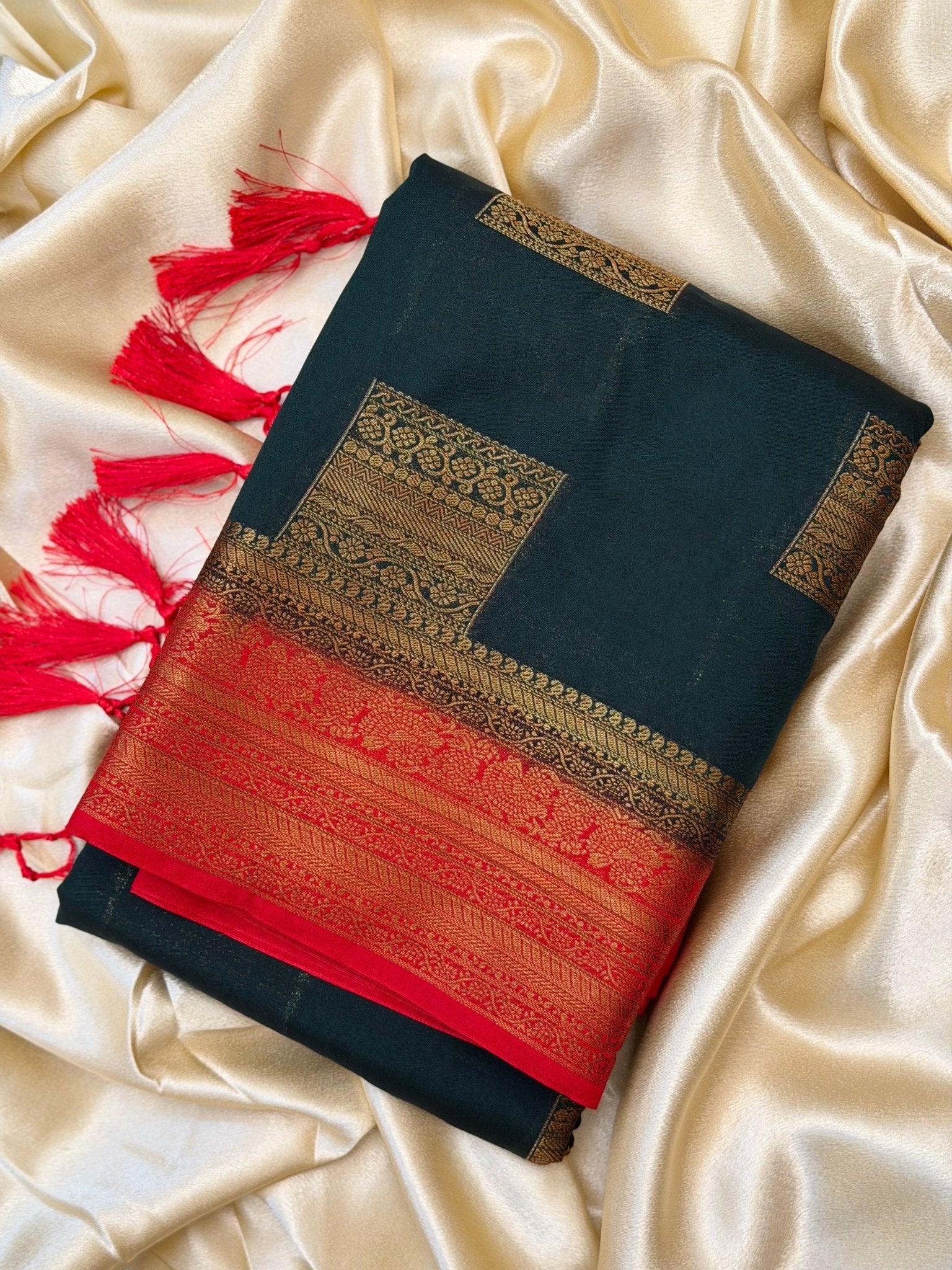 PALLAVI BOTTLE GREEN :SEMI BANARASI SAREE - aurimo.inPALLAVI BOTTLE GREEN :SEMI BANARASI SAREE
