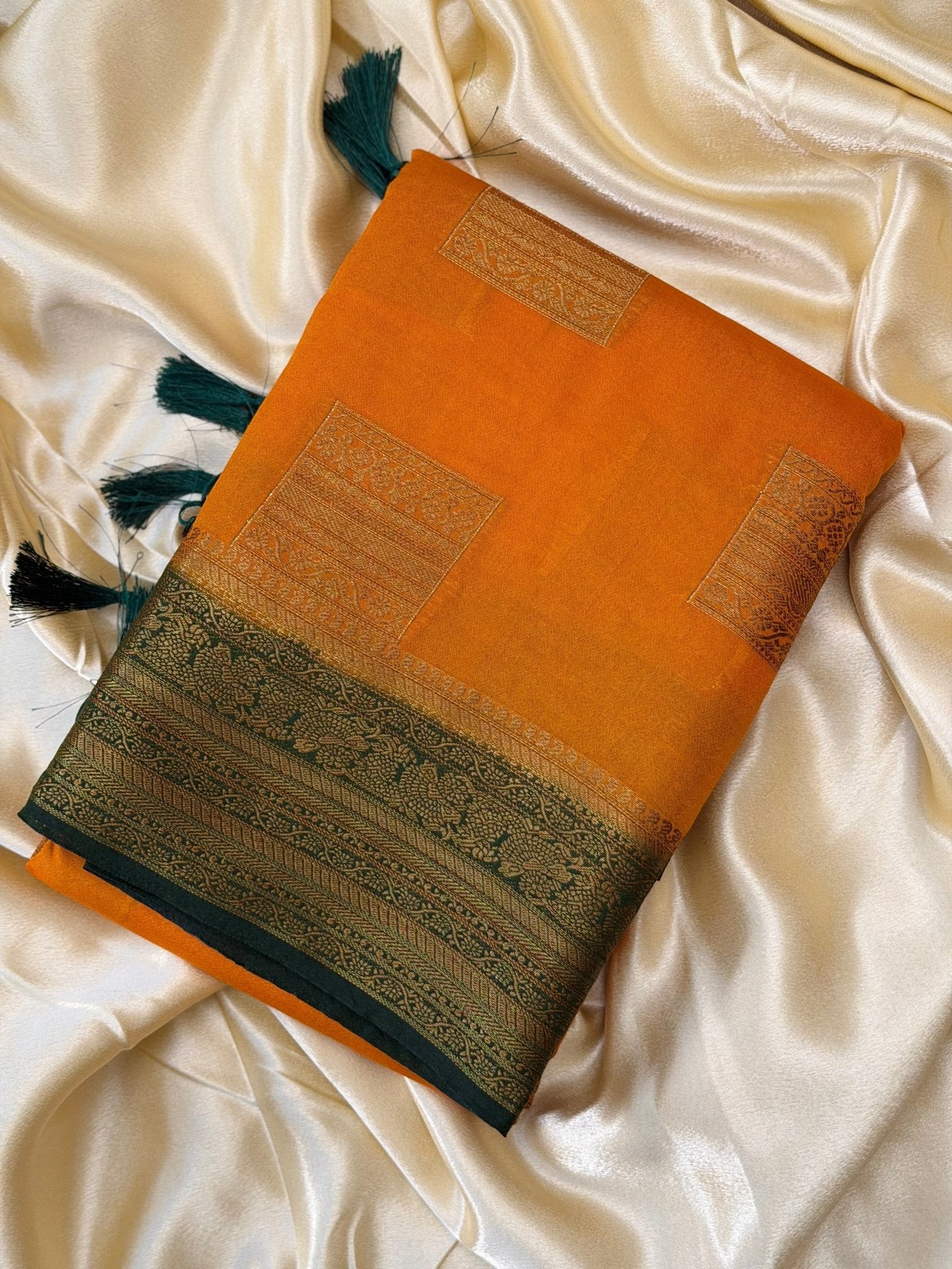 PALLAVI YELLOW AND GREEN :SEMI BANARASI SAREE - aurimo.inPALLAVI YELLOW AND GREEN :SEMI BANARASI SAREE