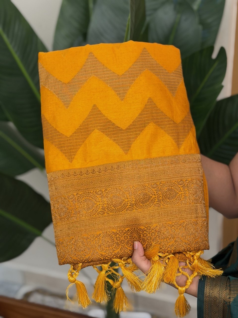 PANCHAMI YELLOW:SEMI BANARASI SAREE - aurimo.inPANCHAMI YELLOW:SEMI BANARASI SAREE