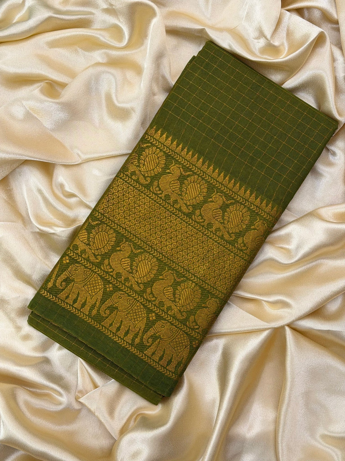 PAVIZHAM GREEN: PREMIUM MADURAI SUNGUDI COTTON SAREE - aurimo.inPAVIZHAM GREEN: PREMIUM MADURAI SUNGUDI COTTON SAREE