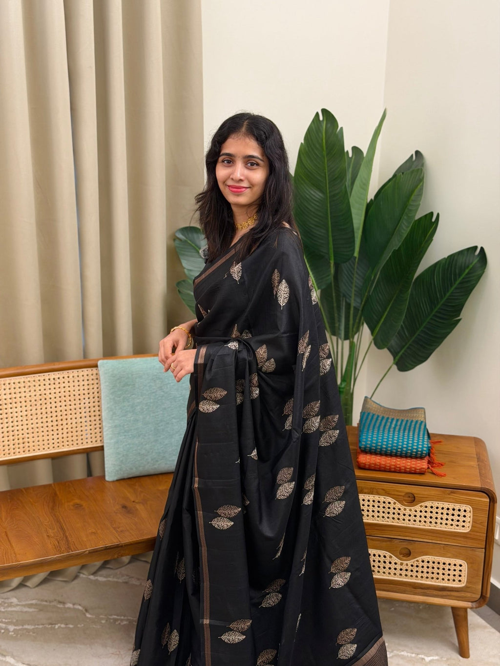 PRABHA BLACK:PREMIUM SEMI TUSSER SILK SAREE - aurimo.inPRABHA BLACK:PREMIUM SEMI TUSSER SILK SAREE
