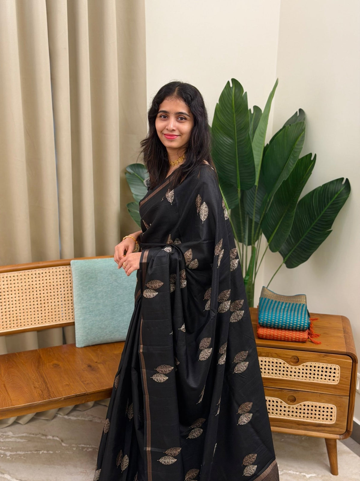 PRABHA BLACK:PREMIUM SEMI TUSSER SILK SAREE - aurimo.inPRABHA BLACK:PREMIUM SEMI TUSSER SILK SAREE