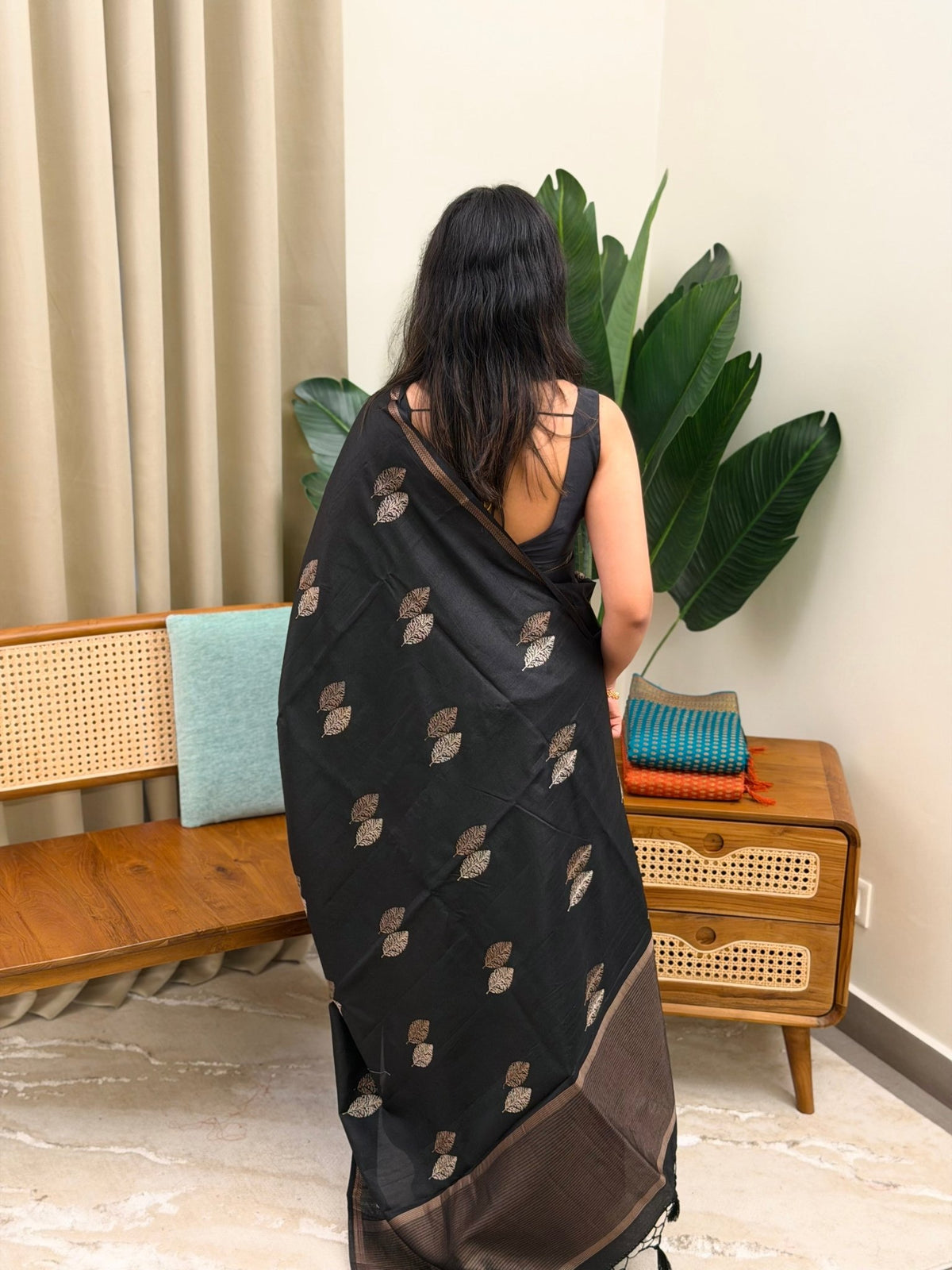 PRABHA BLACK:PREMIUM SEMI TUSSER SILK SAREE - aurimo.inPRABHA BLACK:PREMIUM SEMI TUSSER SILK SAREE