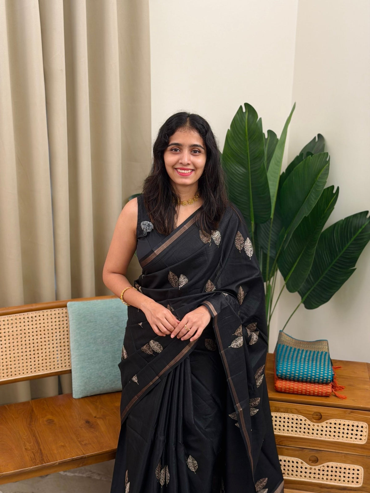 PRABHA BLACK:PREMIUM SEMI TUSSER SILK SAREE - aurimo.inPRABHA BLACK:PREMIUM SEMI TUSSER SILK SAREE