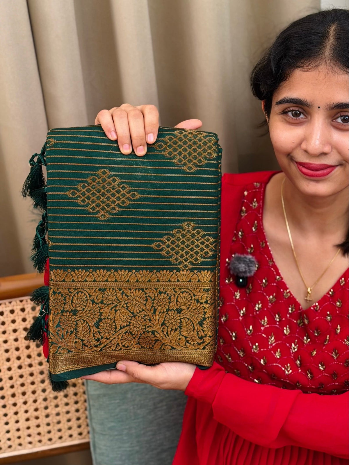 RADHA BOTTLE GREEN:SEMI BANARASI SAREE - aurimo.inRADHA BOTTLE GREEN:SEMI BANARASI SAREE