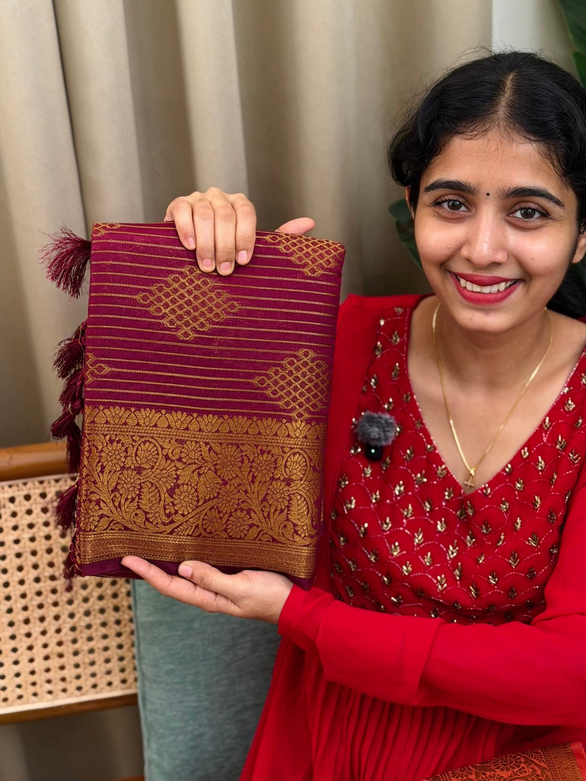 RADHA VADAMULLA:SEMI BANARASI SAREE - aurimo.inRADHA VADAMULLA:SEMI BANARASI SAREE