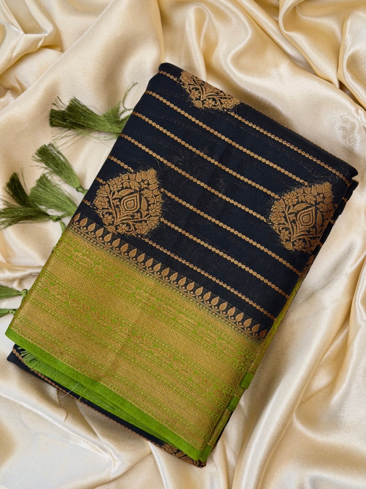 RUDRA BLACK:SEMI BANARASI SAREE - aurimo.inRUDRA BLACK:SEMI BANARASI SAREE