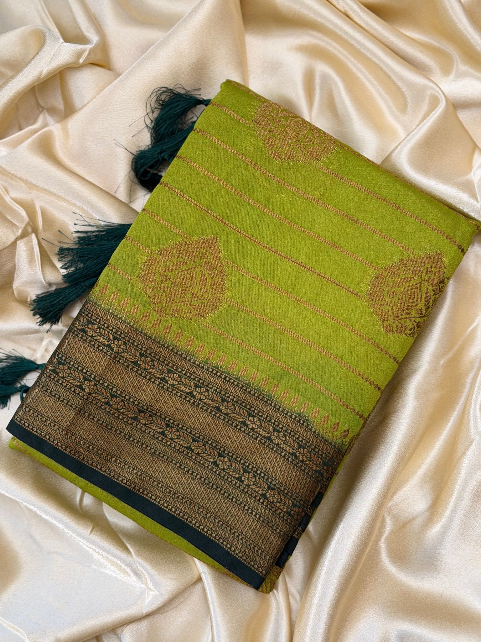 RUDRA GREEN AND GREEN:SEMI BANARASI SAREE - aurimo.inRUDRA GREEN AND GREEN:SEMI BANARASI SAREE
