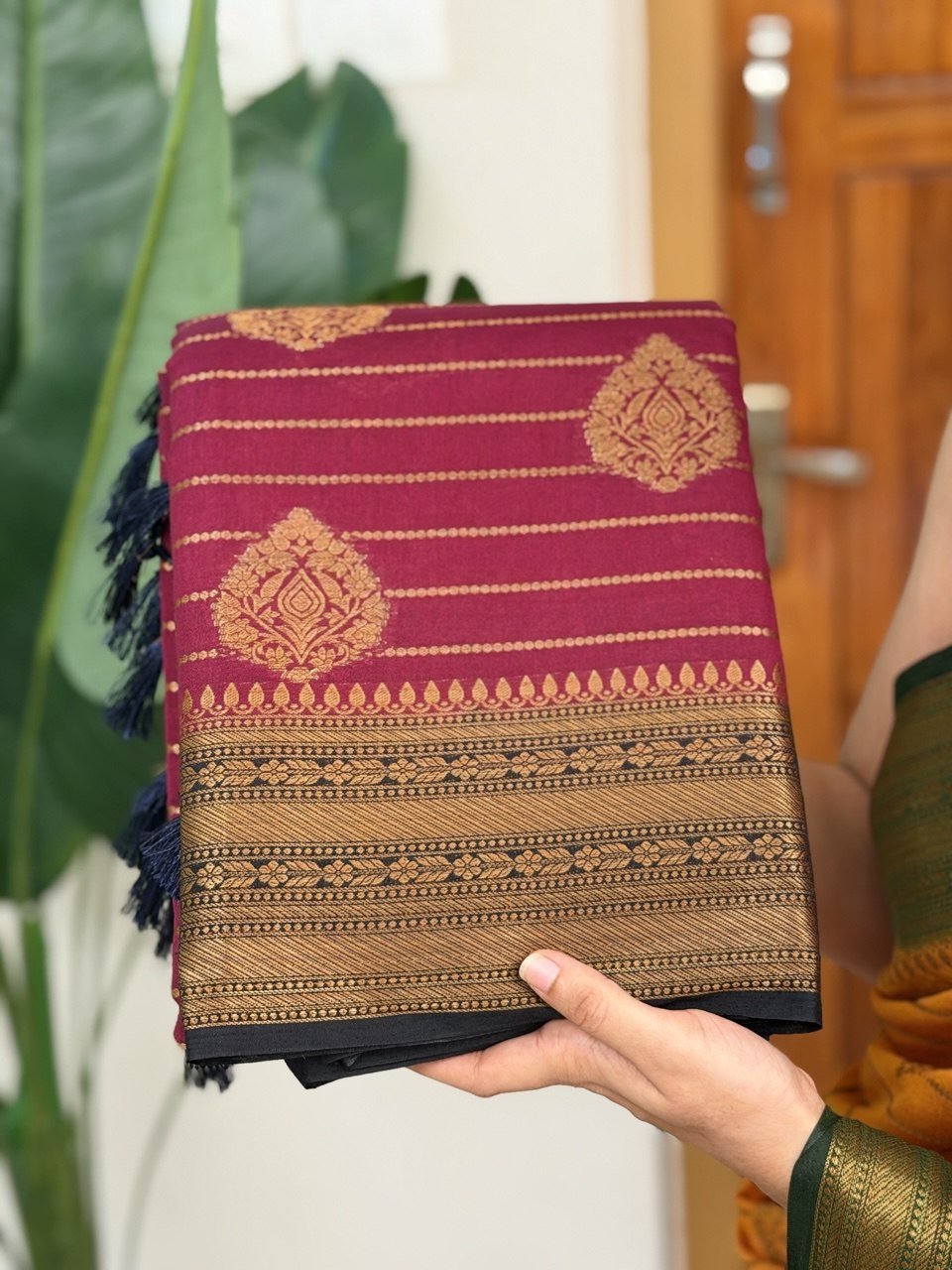RUDRA VADAMULLA:SEMI BANARASI SAREE - aurimo.inRUDRA VADAMULLA:SEMI BANARASI SAREE