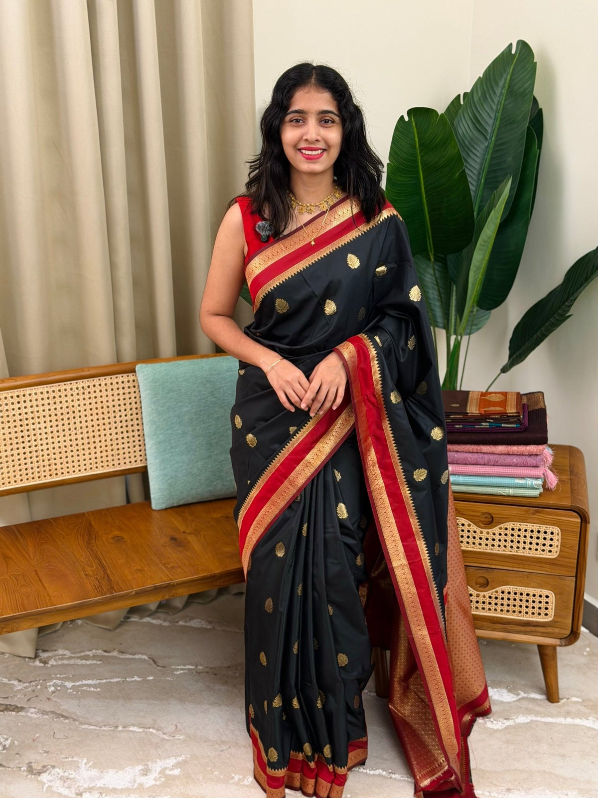 SHEELA BLACK:SOFT SILK SAREE - aurimo.inSHEELA BLACK:SOFT SILK SAREE