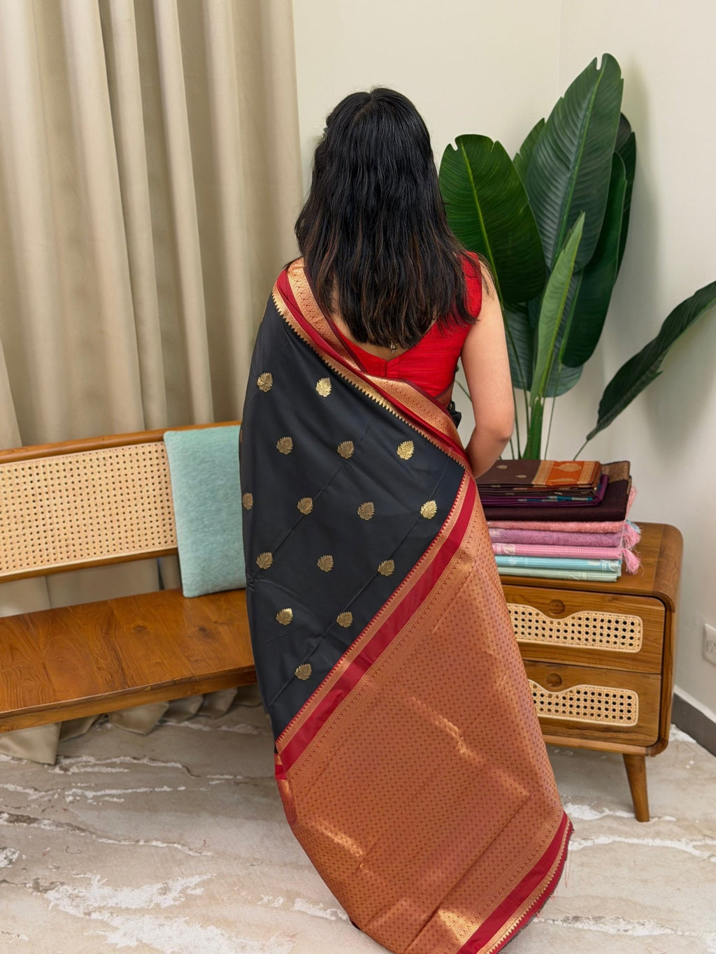 SHEELA BLACK:SOFT SILK SAREE - aurimo.inSHEELA BLACK:SOFT SILK SAREE