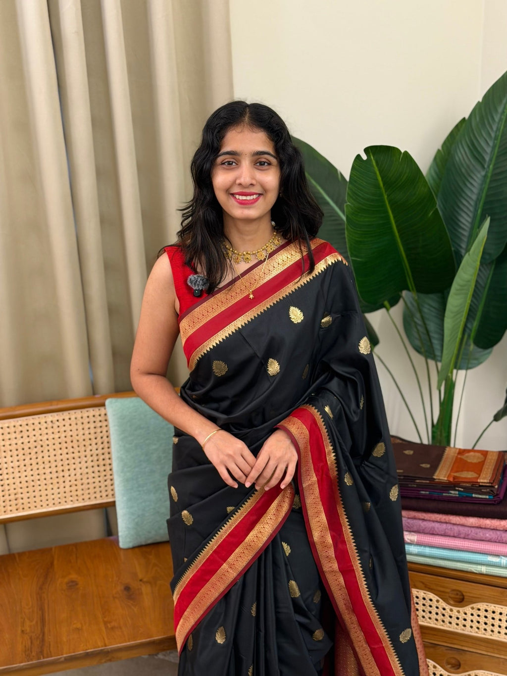 SHEELA BLACK:SOFT SILK SAREE - aurimo.inSHEELA BLACK:SOFT SILK SAREE