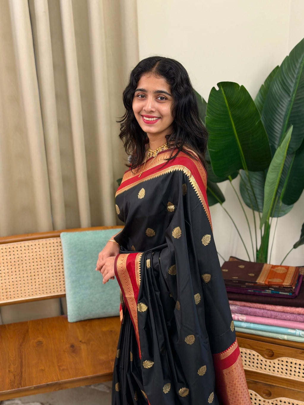 SHEELA BLACK:SOFT SILK SAREE - aurimo.inSHEELA BLACK:SOFT SILK SAREE