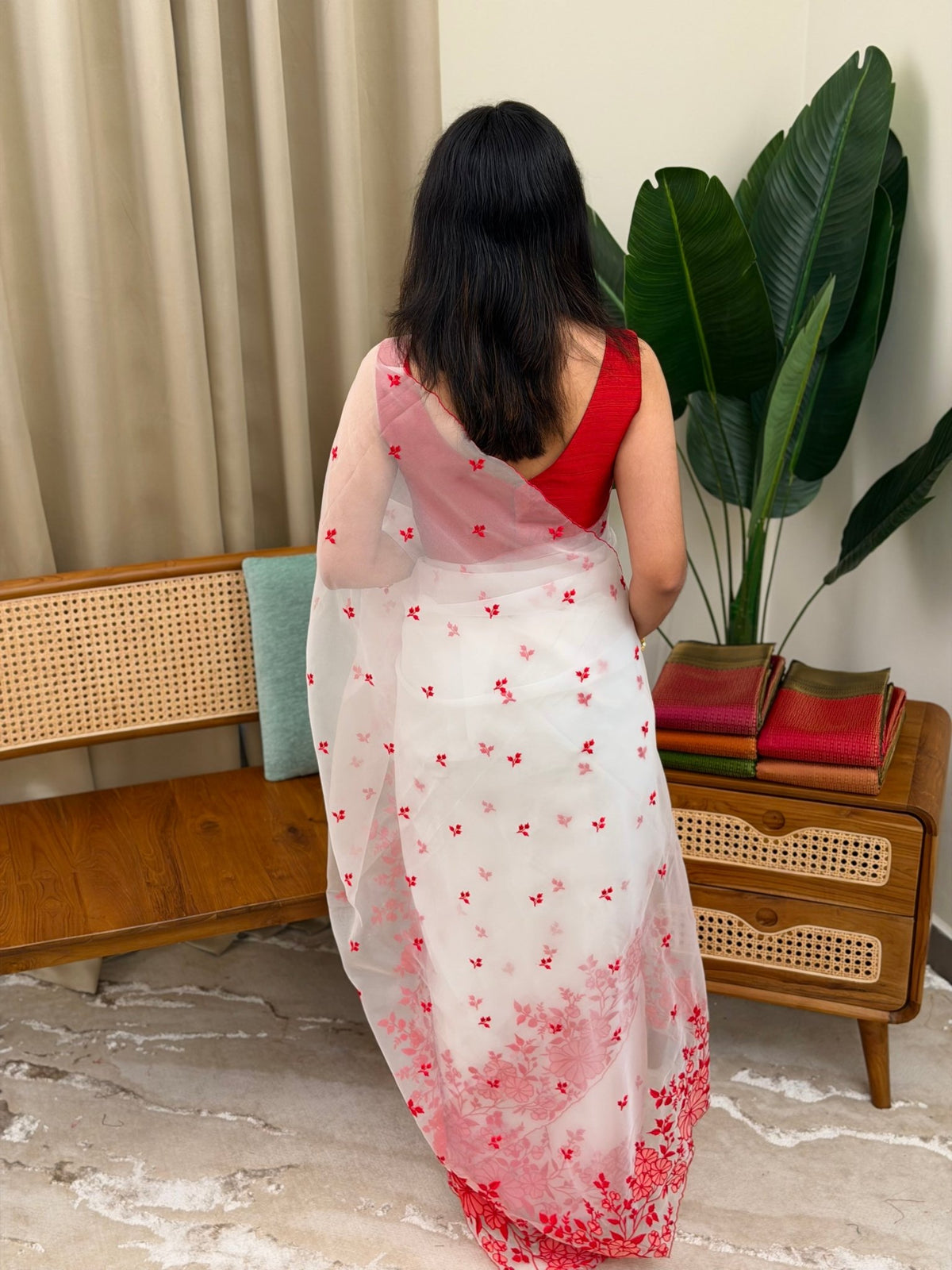 TESSA WHITE AND RED:PREMIUM ORGANZA SAREE - aurimo.inTESSA WHITE AND RED:PREMIUM ORGANZA SAREE