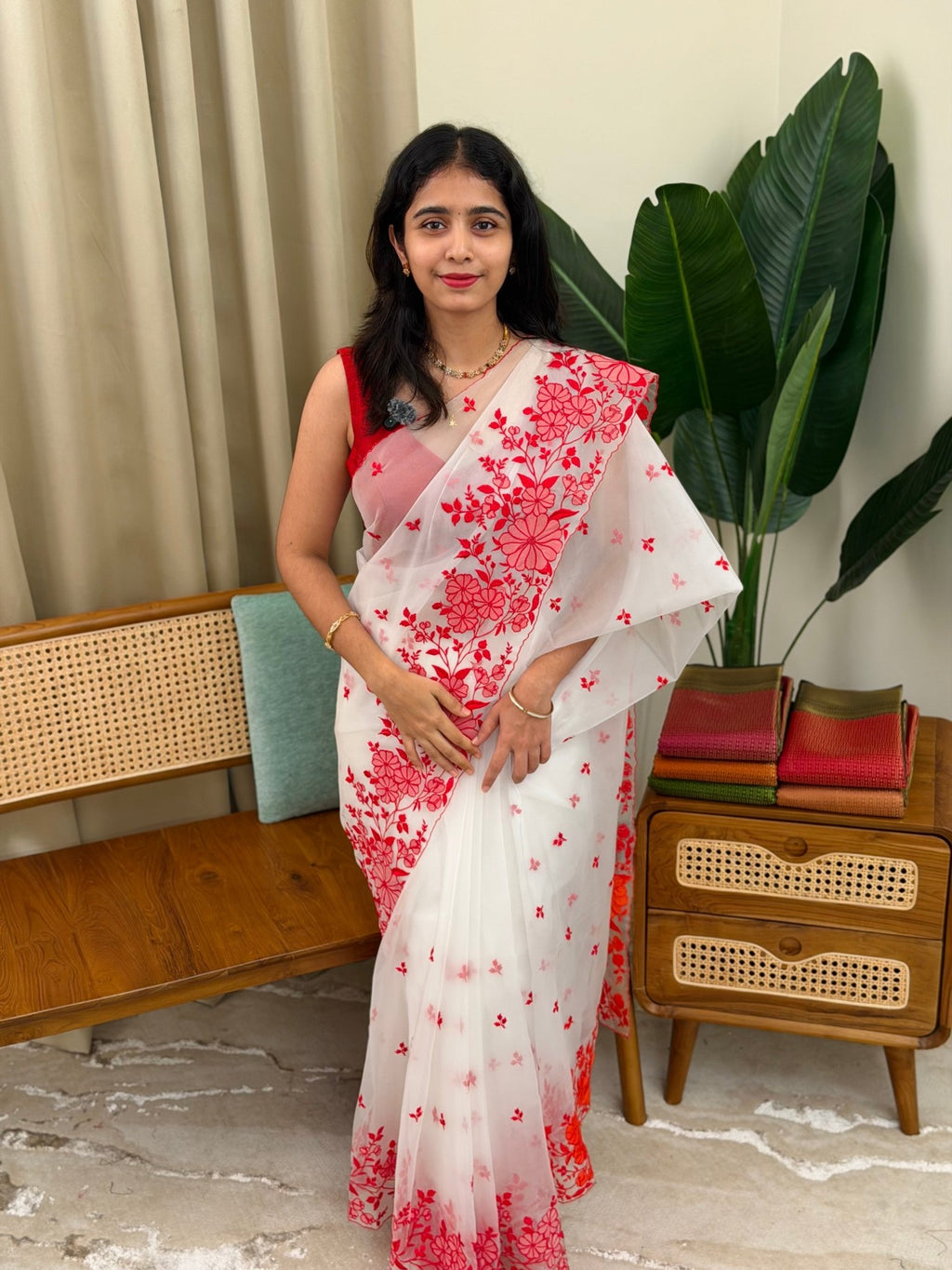 TESSA WHITE AND RED:PREMIUM ORGANZA SAREE - aurimo.inTESSA WHITE AND RED:PREMIUM ORGANZA SAREE