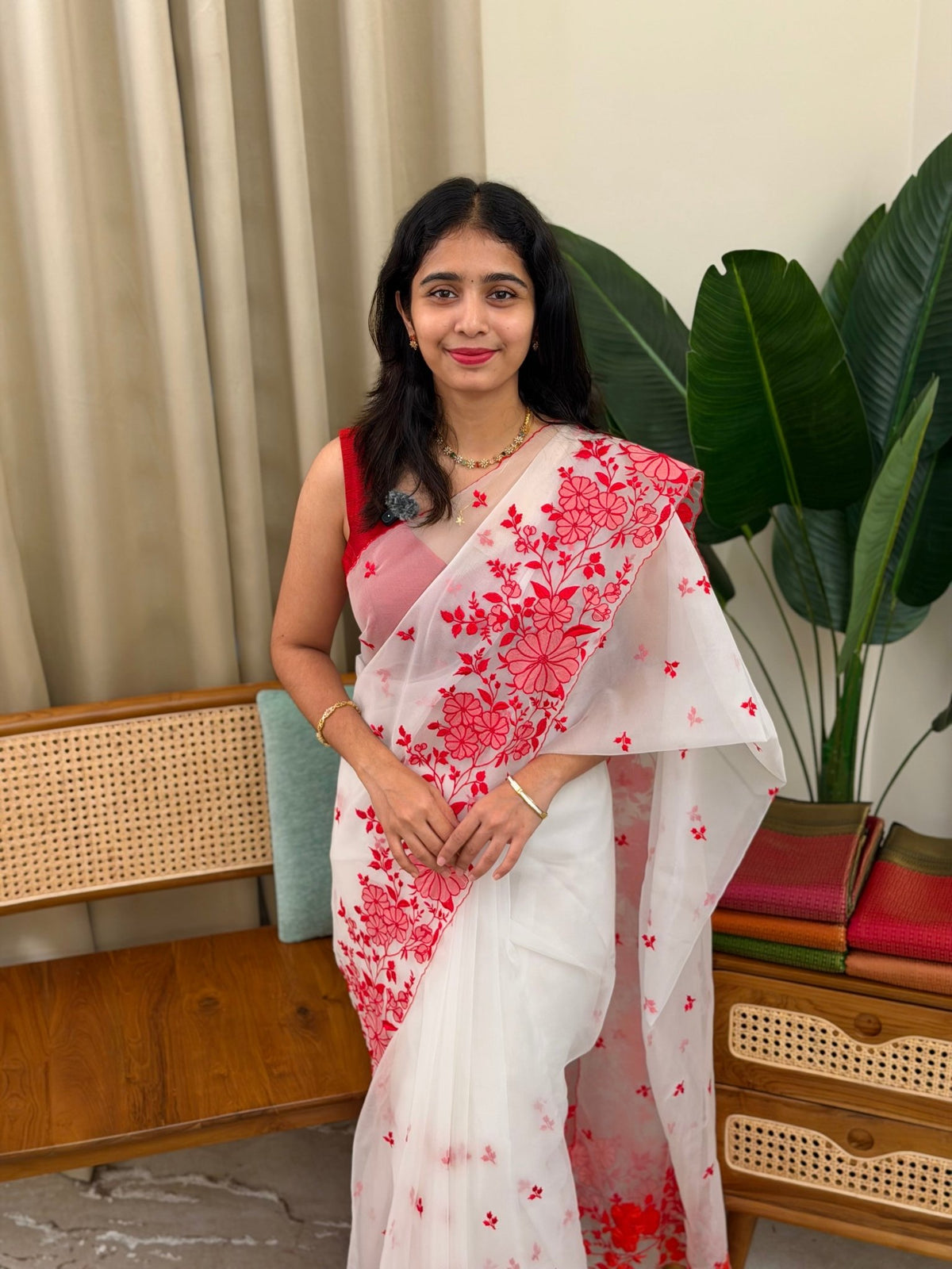 TESSA WHITE AND RED:PREMIUM ORGANZA SAREE - aurimo.inTESSA WHITE AND RED:PREMIUM ORGANZA SAREE