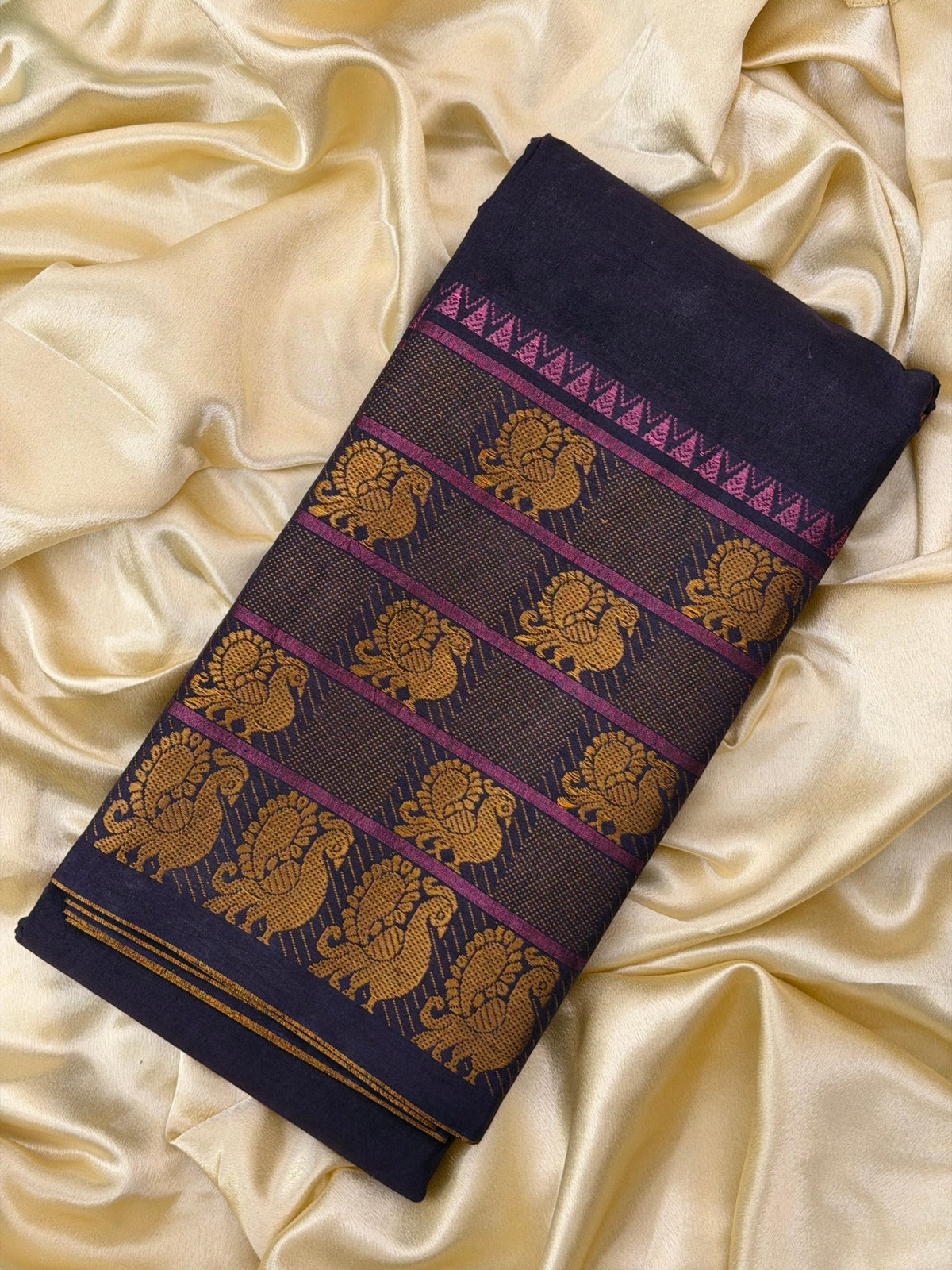 VASUTHA VIOLET: PREMIUM MADURAI SUNGUDI COTTON SAREE - aurimo.inVASUTHA VIOLET: PREMIUM MADURAI SUNGUDI COTTON SAREE