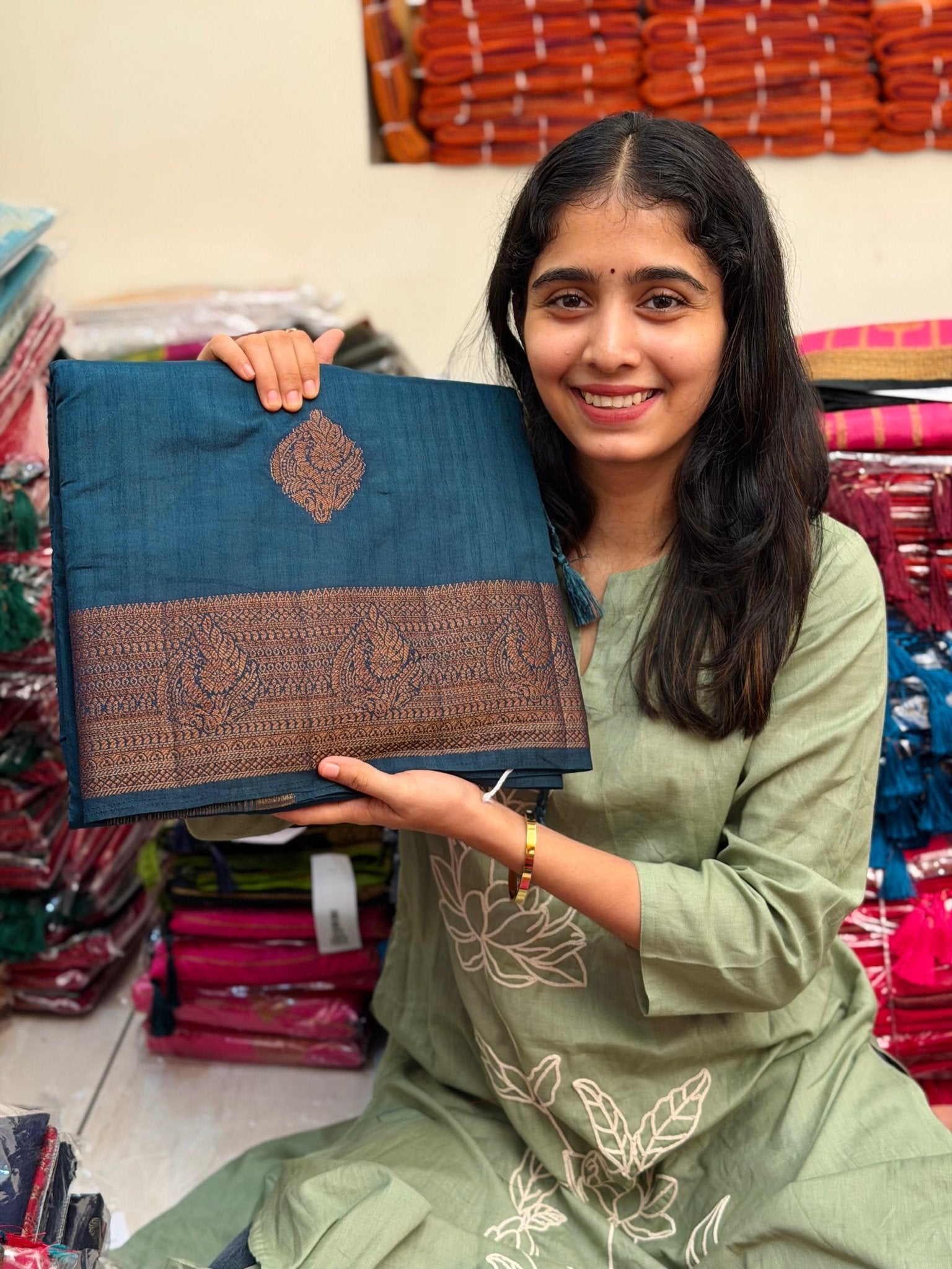 VEENA TEAL GREEN:PREMIUM JUTE SILK SAREE - aurimo.inVEENA TEAL GREEN:PREMIUM JUTE SILK SAREE